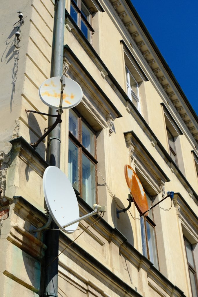 Antenas parabólicas en edificio, representando la conexión y el desarrollo de la ingeniería de telecomunicaciones