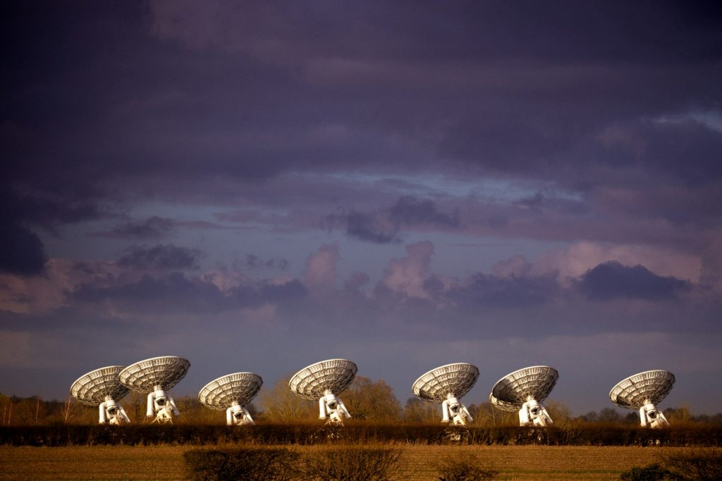 Antenas parabólicas en campo, representando la importancia de la ingeniería de telecomunicaciones en el ámbito rural y urbano en España.