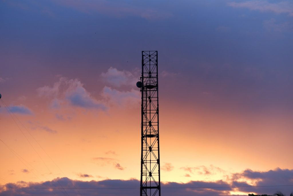 Torre de telecomunicaciones en España al amanecer.