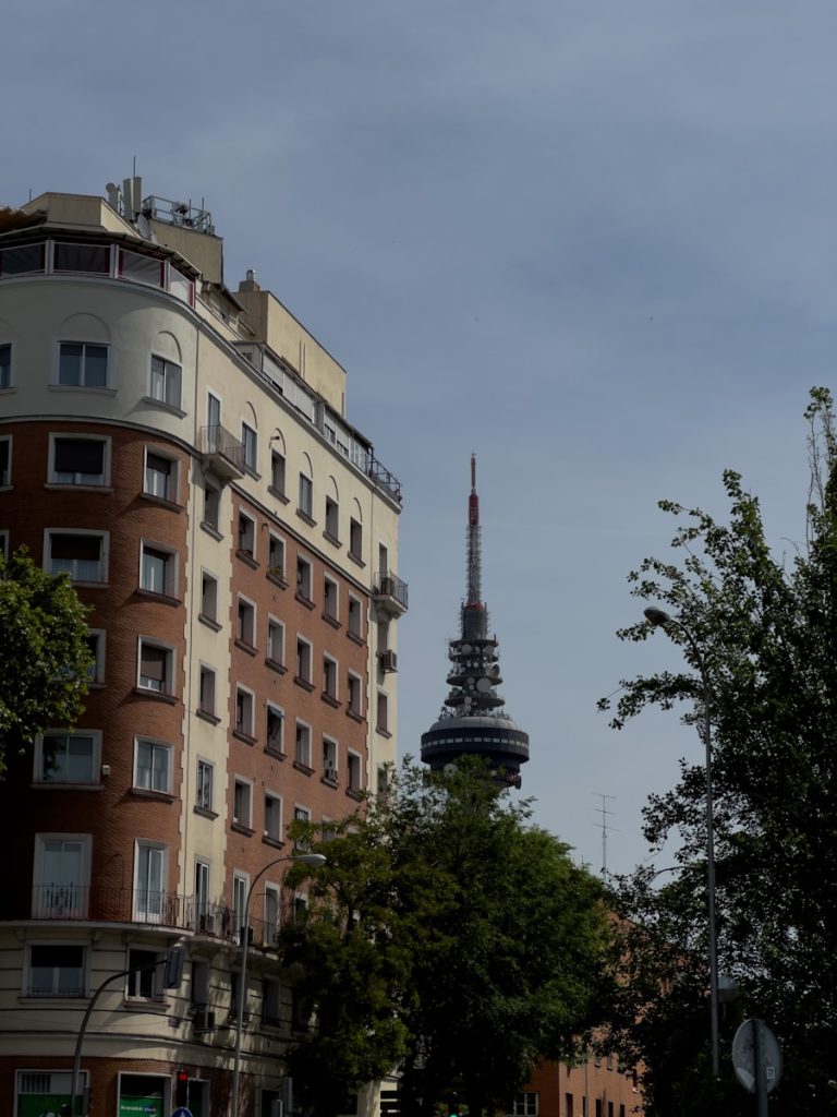 Edificio con torre de telecomunicaciones en Madrid como símbolo de la ingeniería de telecomunicaciones en España.