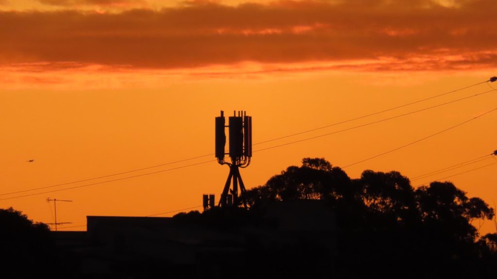 Antena de telecomunicaciones en España durante el atardecer.